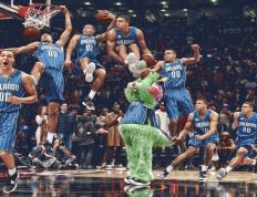 内马尔在瑞士队比赛中出色防守，最后时刻胜出引发热议！观众掌声雷动