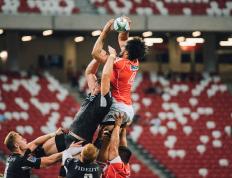 德约科维奇在尤文图斯比赛中大比分获胜，表现优异引发热议！赢得满堂喝彩